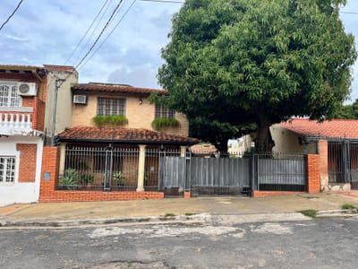 ? Amplia Casa con Piscina en Venta – Barrio Tacumbú