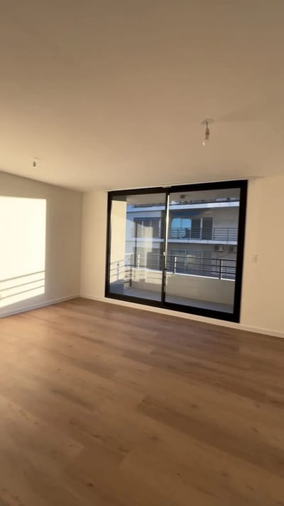 ALQUILER EN TRES CRUCES, EDIFICIO NUEVO, 1 DORMITORIO, BALCON, PORTERIA 24HS, SUM, LAVADERO