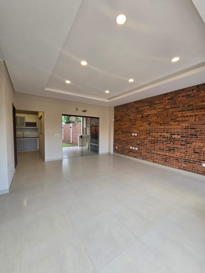 EN VENTA MODERNO DUPLEX DE  3DORMITORIOS EN LOMA MERLO, LUQUE.
