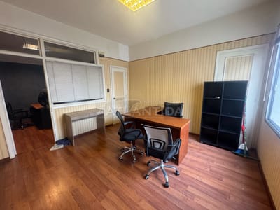 Alquiler Oficina Con Sala De Espera, 2 Ambientes Y Baño. 1 Cuadra Peatonal Sarandí, Ciudad Vieja. Inm Atlántida