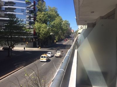 Muy lindo y soleado monoambiente al frente con balcón. Portería 24 hrs.