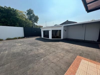 Alquilo Imponente Local Comercial Sobre importante Avenida | Ideal para Empresas de Lujo, Showrooms en Asunción