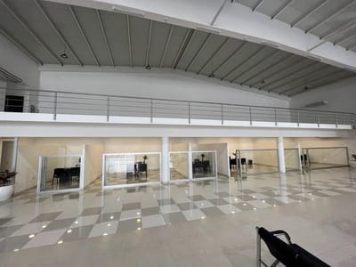 Alquilo Espacio Comercial de alta categoria sobre Avda. Republica Argentina | ideal para Showrooms o empresas que buscan visibilidad