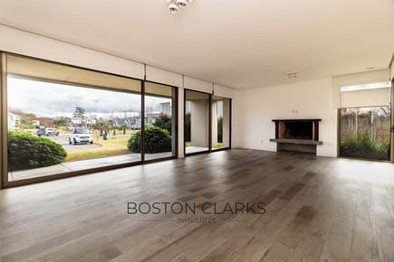 CASA DE 3 DORMITORIOS + SERVICIO Y PATIO EN VIÑEDOS DE LA TAHONA