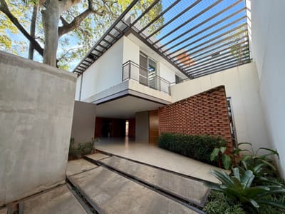 VENDO RESIDENCIA DE 4 SUITES EN BARRIO MBURICAO