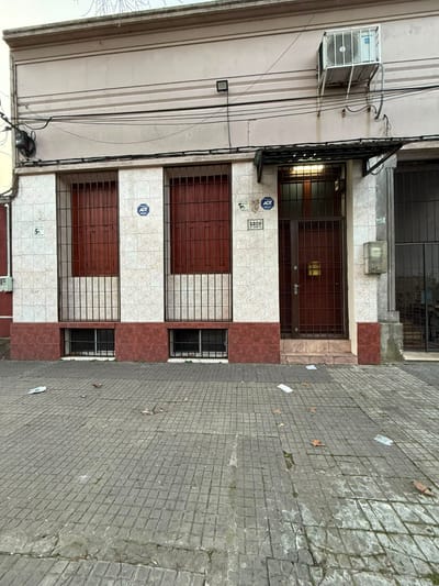 SE VENDE EXCELENTE PROPIEDAD IDEAL TALLER O DEPOSITO DE 110m2 EN LA COMERCIAL