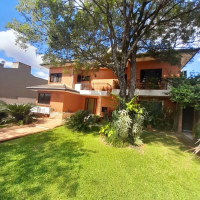 ALQUILO – LUJOSA RESIDENCIA CON 5 DORMITORIOS, CANCHA DE TENIS Y DOBLE ACCESO