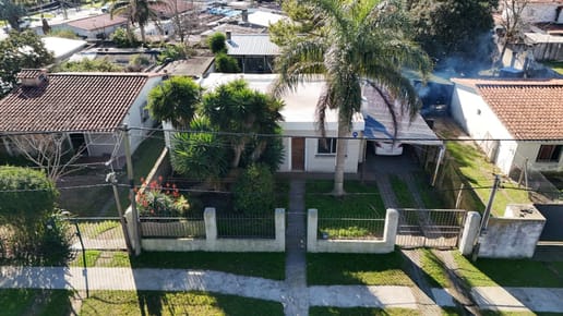 Venta casa tres dormitorios dos baños y piscina en la exclusiva zona de Carrasco Norte