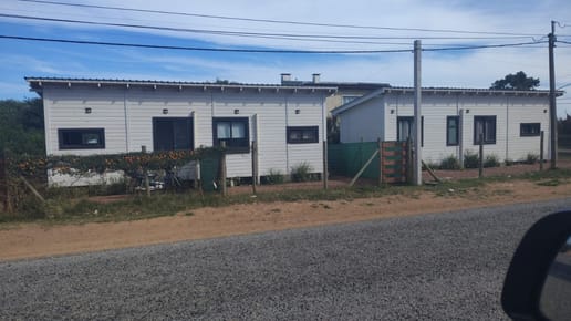 Conjuntos de 3 cabañas en Balneario Buenos Aires. Alta renta anual