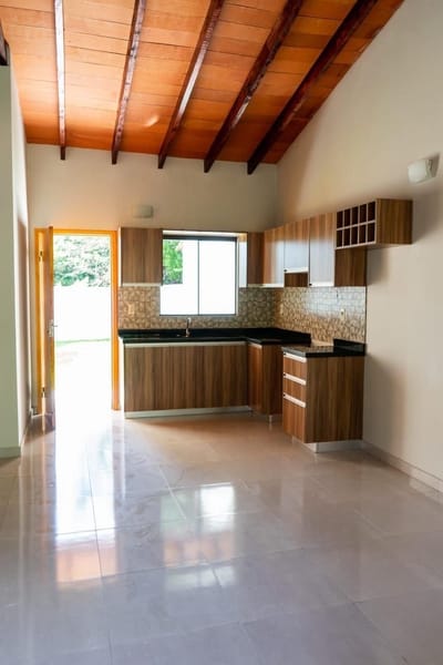 CASA EN VENTA CON AMPLIO TERRENO – ÑEMBY | BARRIO CAÑADITA