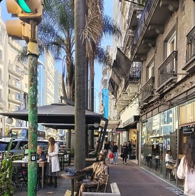Exquisito monoambiente amueblado, un oasis de tranquilidad en el corazón de 18 de Julio, estratégicamente ubicado casi Yí. Disfrute de la serenidad de un cuarto piso al contrafrente, garantizando privacidad y confort.