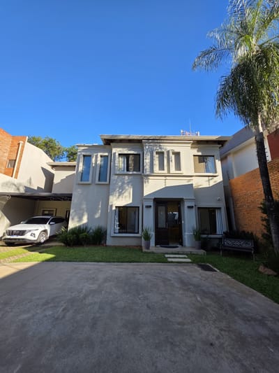 Alquiler: Exclusiva Casa Semi-Amoblada en Condominio de Lujo