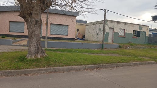 IDEAL INVERSIONISTAS VENTA DE TERRENO CON MEJORAS EN EXCELENTE ESQUINA, PROXIMO A DEVOTO Y FUTURO SHOPPING DE SAYAGO. ACTUALMENTE CUENTA CON LOCAL PANADERIA CON HORNO Y DOS CASAS TODO A RECICLAR.