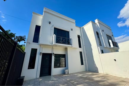 VENDO DÚPLEX C/ PISCINA EN LAMBARÉ ZONA YACHT!!