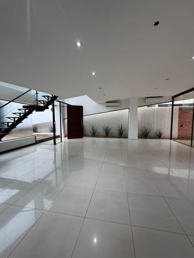 EN VENTA MODERNA CASA EN FERNANDO DE LA MORA ZONA NORTE