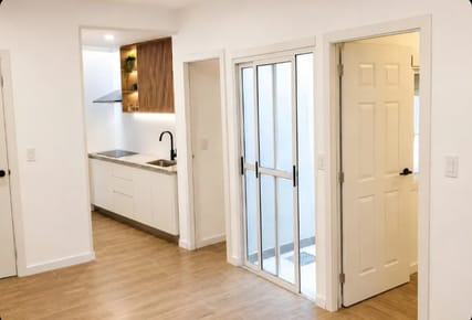 Exquisito apartamento interior en alquiler, completamente renovado, con 2 dormitorios y azotea de uso exclusivo, estratégicamente ubicado cerca de Tres Cruces.