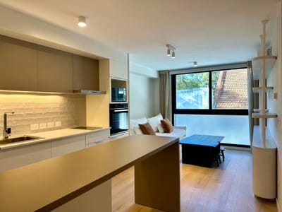 Exclusivo departamento a estrenar, completamente amueblado y equipado, un dormitorio, garaje y acceso a amenities y servicios premium.