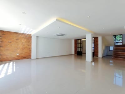 Vendo casa de 4 habitaciones en suite. Mburucuya. COD 051