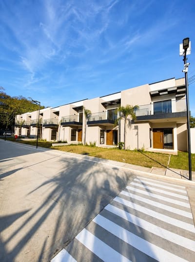 VENDO DUPLEX EN LAMBARE EN BARRIO CERRADO