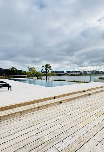 Exclusivo monoambiente premium de 44 m2 en alquiler, ubicado en el prestigioso Complejo LAWA, con vistas espectaculares al lago La Caleta en Barra de Carrasco y acceso a amenities 5 estrellas.