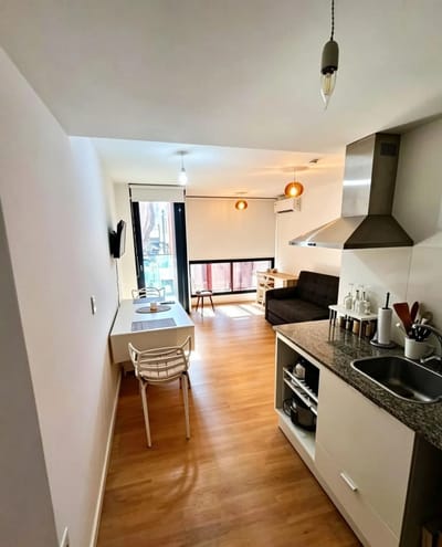 ALQUILER EN EL CENTRO, MONO AMBIENTE AMUEBLADO, PISO 1 AL FRENTE, BALCON, PORTERIA, SUM, GYM, LAVADERO