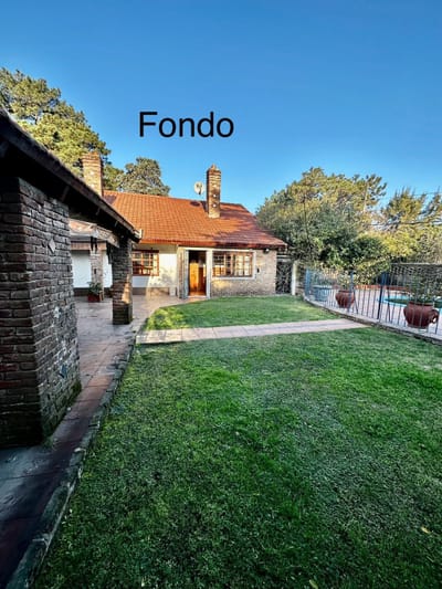 Exclusiva Residencia Familiar en el Corazón de El Pinar: 4 Dormitorios, Piscina Privada y Garaje.
