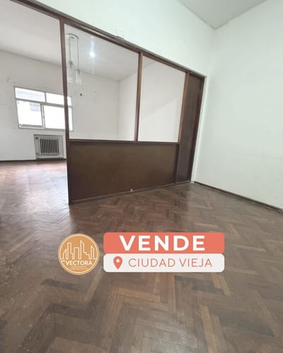 VENDE Oficina / Escritorio / Consultorio en Ciudad Vieja  en Edificio Gorfi