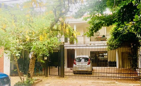 Exclusiva Casa en Venta en Asunción - Lujo y Confort en Barrio Sajonia.