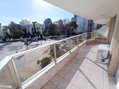Espectacular Apartamento!! Edificio de categoria, vista despejada, 3 o 4 Dormitorios, terraza con parrillero! Garage para 2 autos!