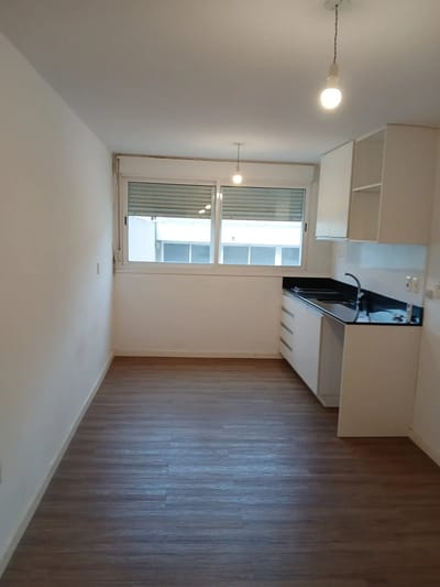 ALQUILER EN PARQUE RODO, MONO AMBIENTE EN PISO 2 AL CONTRA FRENTE, PORTERIA, SUM,LAVADERO