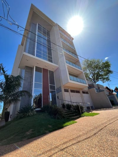 VENDO AMPLIO MONOAMBIENTE CON COCHERA LISTO PARA GENERAR RENTA
