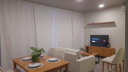 ALQUILER EXCLUSIVO: Departamento Amoblado a Estrenar en Piso Alto, 2 Dormitorios. Edificio Venire Lomas. 77m².