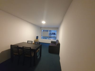 A MEDIA CUADRA DEL MAR, UN DORMITORIO AMOBLADO EN LA ZONA DE PLAZA TROUVILLE