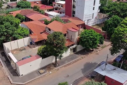 Casa de Dos Pisos en Esquina Fdo. de la Mora