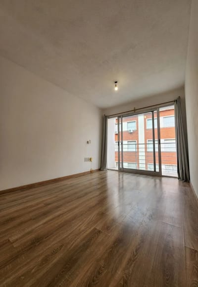 Exclusivo monoambiente de 45 m2 con cocina independiente, amplia terraza y patio privado en la codiciada zona de Silvestre Blanco y Brito del Pino.