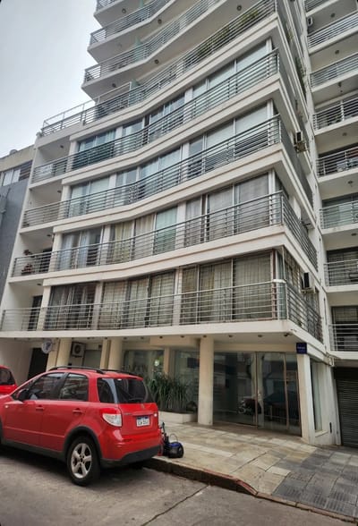 Exclusivo monoambiente de 45 m2 con cocina independiente, amplia terraza y patio privado en la codiciada zona de Silvestre Blanco y Brito del Pino.