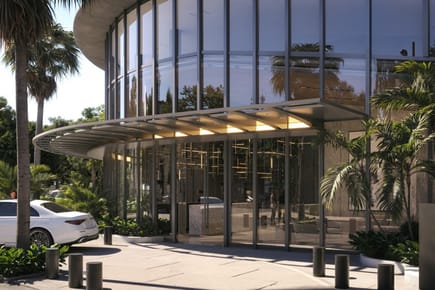 Barrio Las Lomas - Local comercial en edificio de oficinas corporativas en venta a pasos del Shopping del Sol