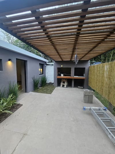 Casa En Planta Baja 1 Dormitorio Con Parrillero Y Cochera