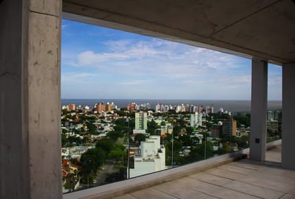 Exclusivo apartamento de 2 dormitorios, completamente amueblado y equipado, con garage y baulera, ubicado en el prestigioso Distrito M, en la estratégica intersección de Colombes y Avenida Italia.