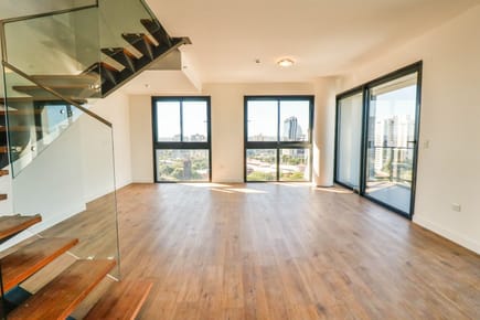 Exclusivo Dúplex con Área de Servicio en More del Sol: Oportunidad Única.