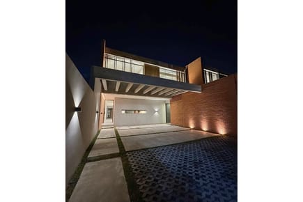 Barrio Mburucuyá - Casa moderna de cuatro dormitorios a estrenar en venta