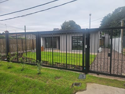 Casa 2 Dormitorios A Estrenar Con Jardin Parrillero Y Cocheras
