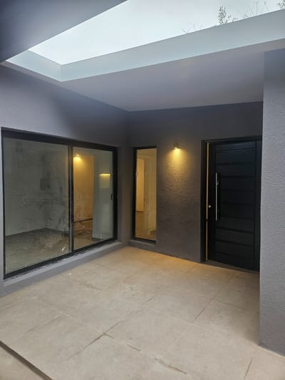 Casa En Planta Baja 1 Dormitorio y 1 Escritorio Con Parrillero Y Cochera