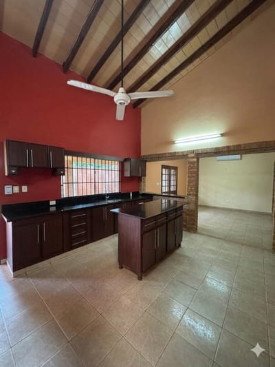 CASA EN LAURELTY-LUQUE EN VENTA (871 M2)