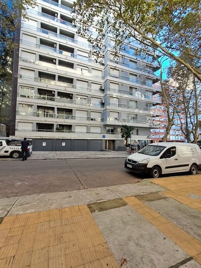 Exclusivo apartamento en Punto excepcional, frente a Plaza Gomensoro. Confort, funcionalidad y vistas inigualables.