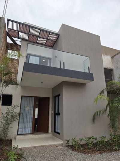 Vendo casa pareada en barrio cerrado zona Yacht - Lambaré