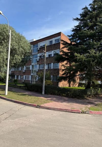Exquisito Apartamento de 3 Dormitorios en Planta Baja en el Codiciado Barrio Jardín de Punta Gorda, Ubicado Estratégicamente en Hernani y Palermo.