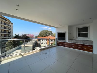 En alquiler amplio departamento de 3 dormitorios + 2 cocheras Barrio Las Merceded
