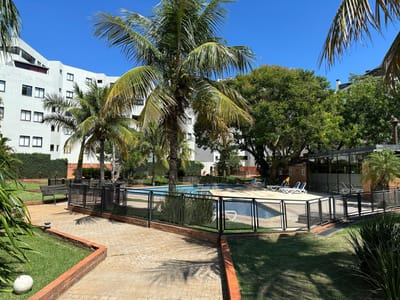 VENDO DEPARTAMENTO SEMI PISO DE TRES DORMITORIOS Y AREA DE SERVICIO EN EL CONDOMINIO CERRADO MORAVIA