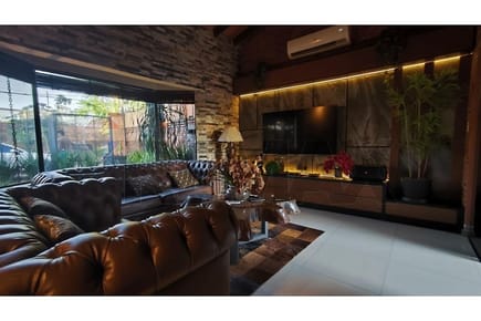 AMPLIA CASA CON PISCINA EN LAURELTY - LUQUE EN VENTA